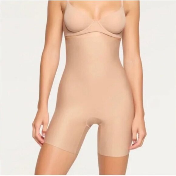 New with Tags Skims High Waist Bonded Shorts SZ M in Clay - Picture 1 of 7